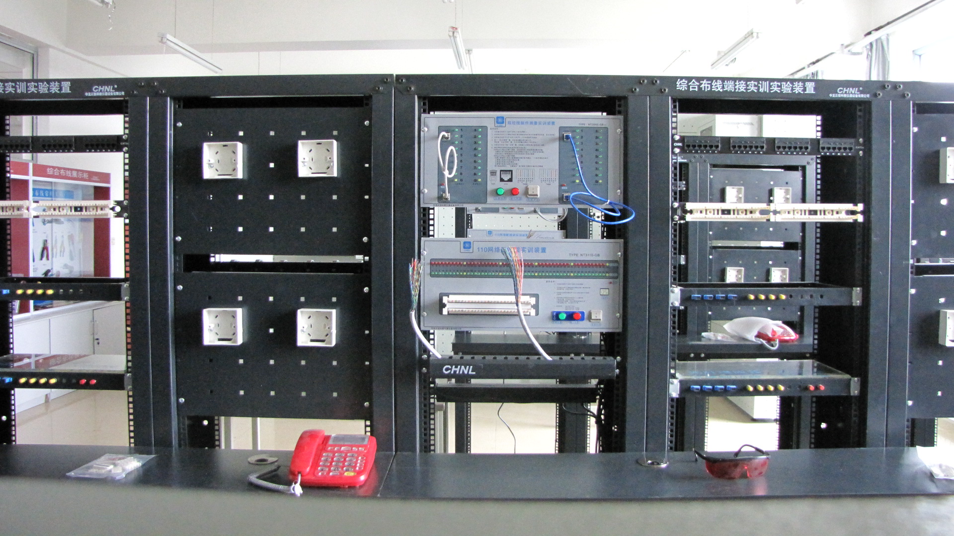 網(wǎng)絡(luò)綜合布線實(shí)訓(xùn)室 網(wǎng)絡(luò)工程專業(yè)實(shí)踐教學(xué)的堅(jiān)實(shí)基地